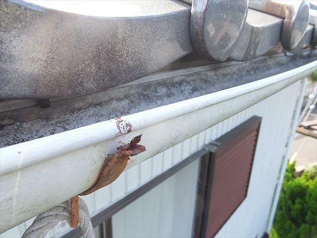 軒先の雨樋を確認